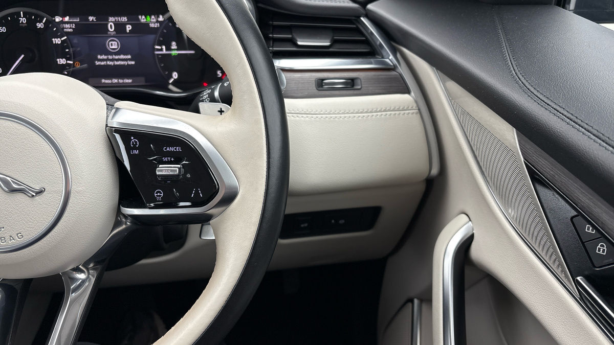 Jaguar F-PACE Image 21