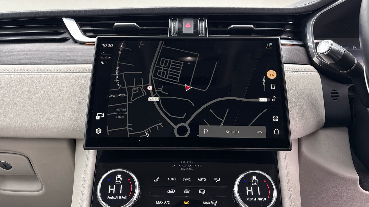 Jaguar F-PACE Image 15