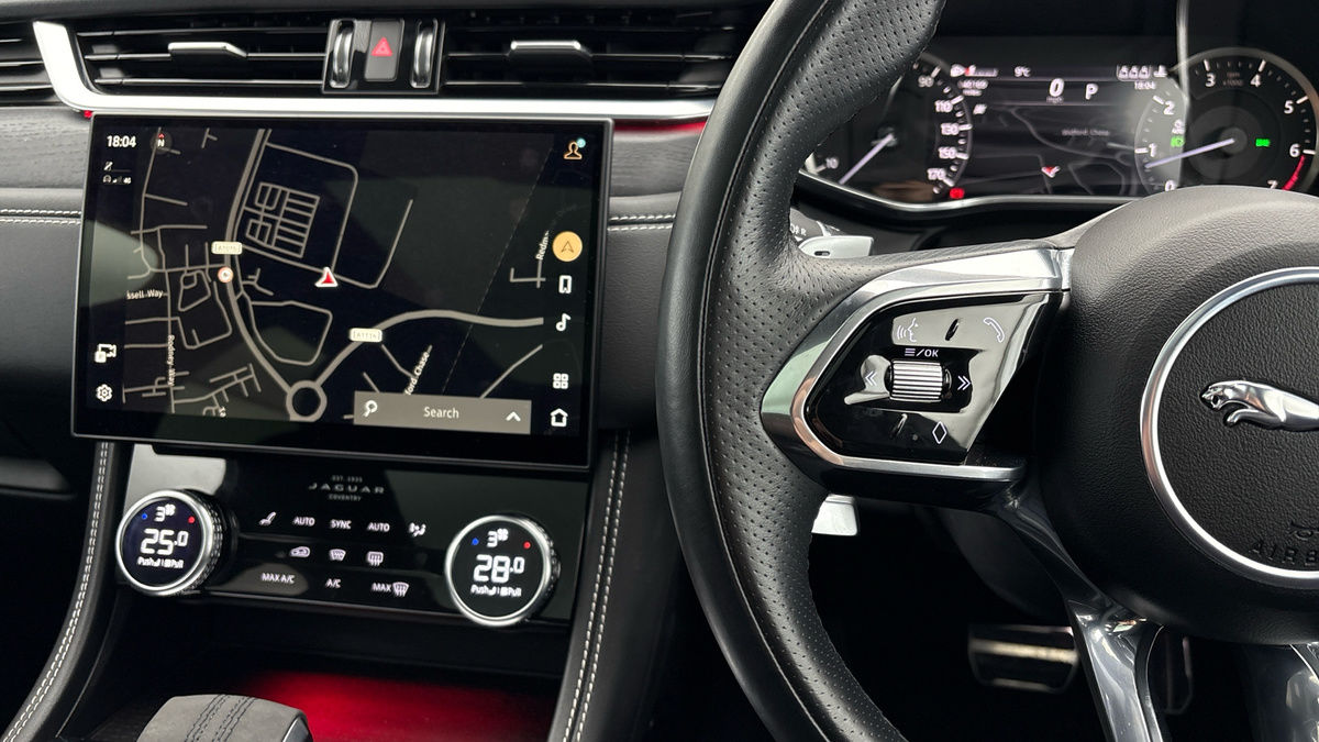 Jaguar F-PACE Image 21