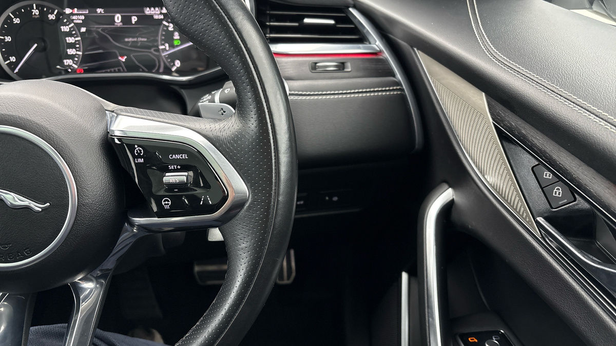 Jaguar F-PACE Image 22