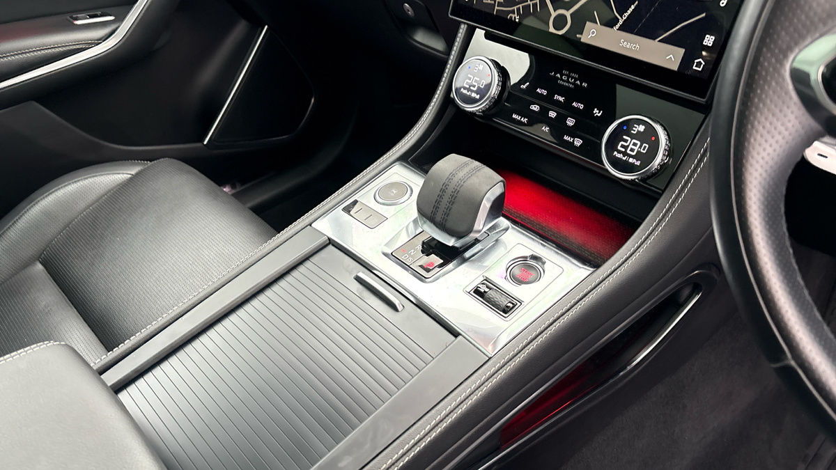 Jaguar F-PACE Image 16