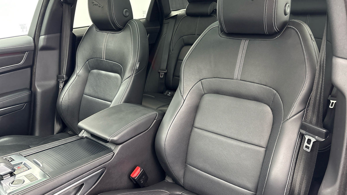 Jaguar F-PACE Image 4