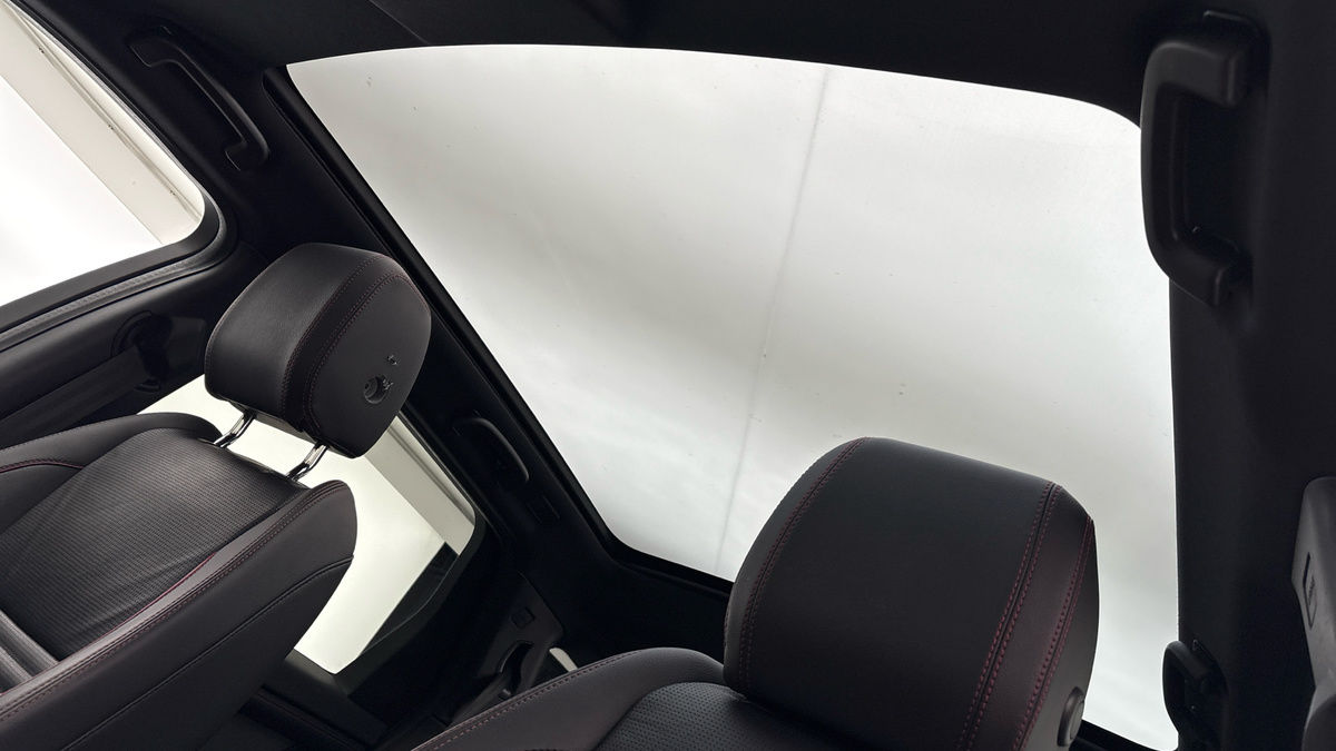 Land Rover Discovery Sport Image 2