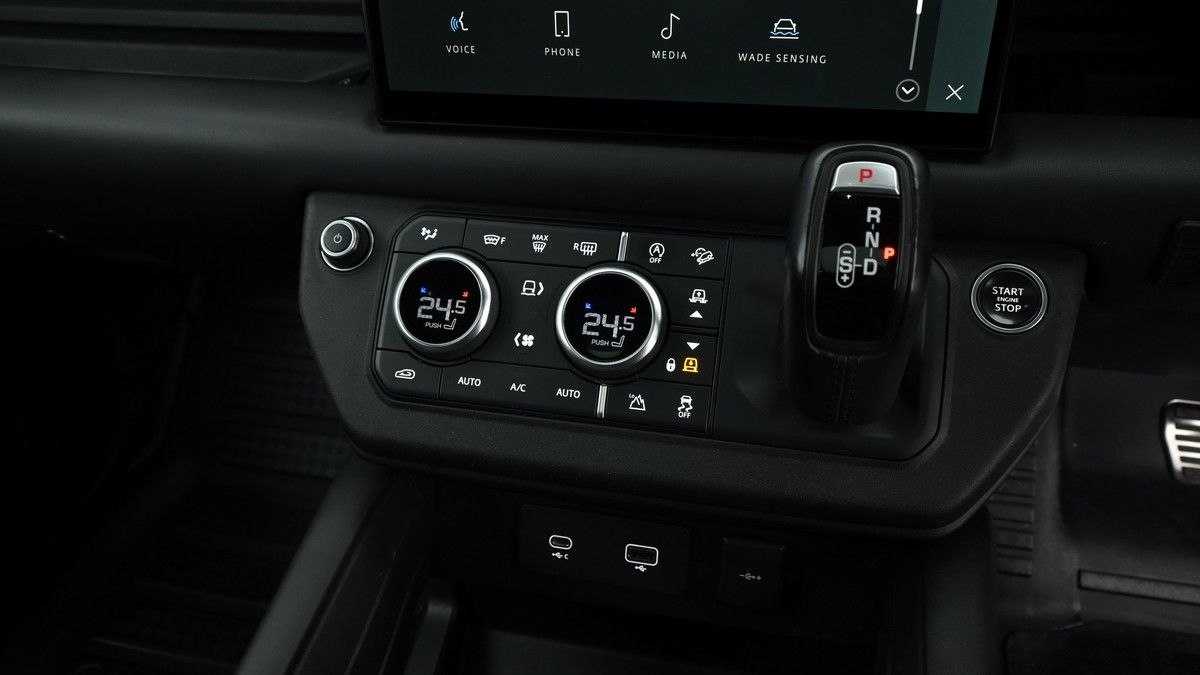 Land Rover Defender 110 Image 14