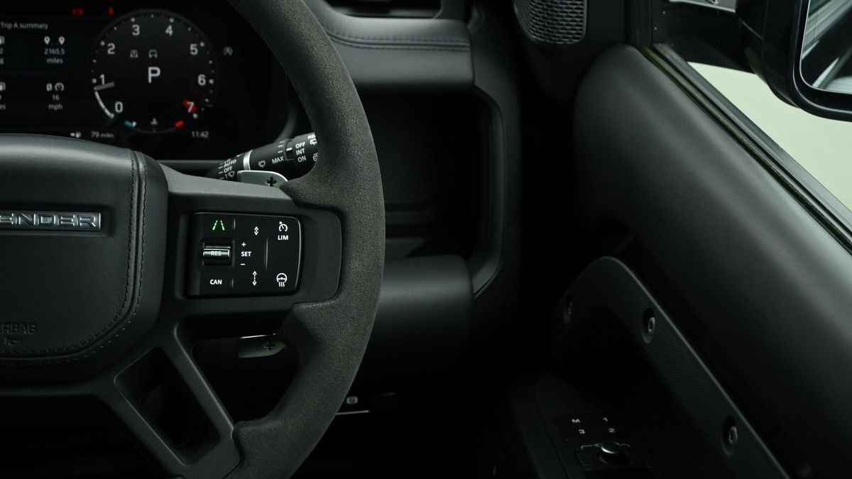 Land Rover Defender 110 Image 19