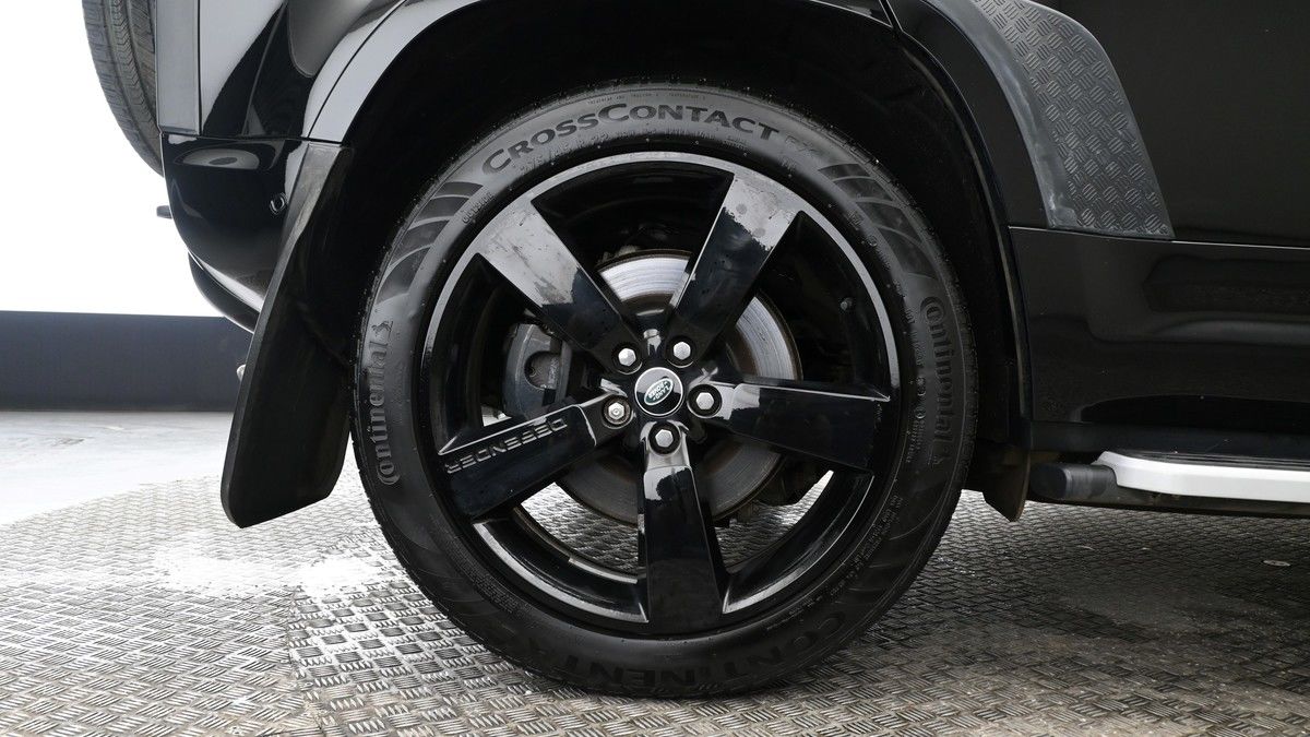 Land Rover Defender 110 Image 13