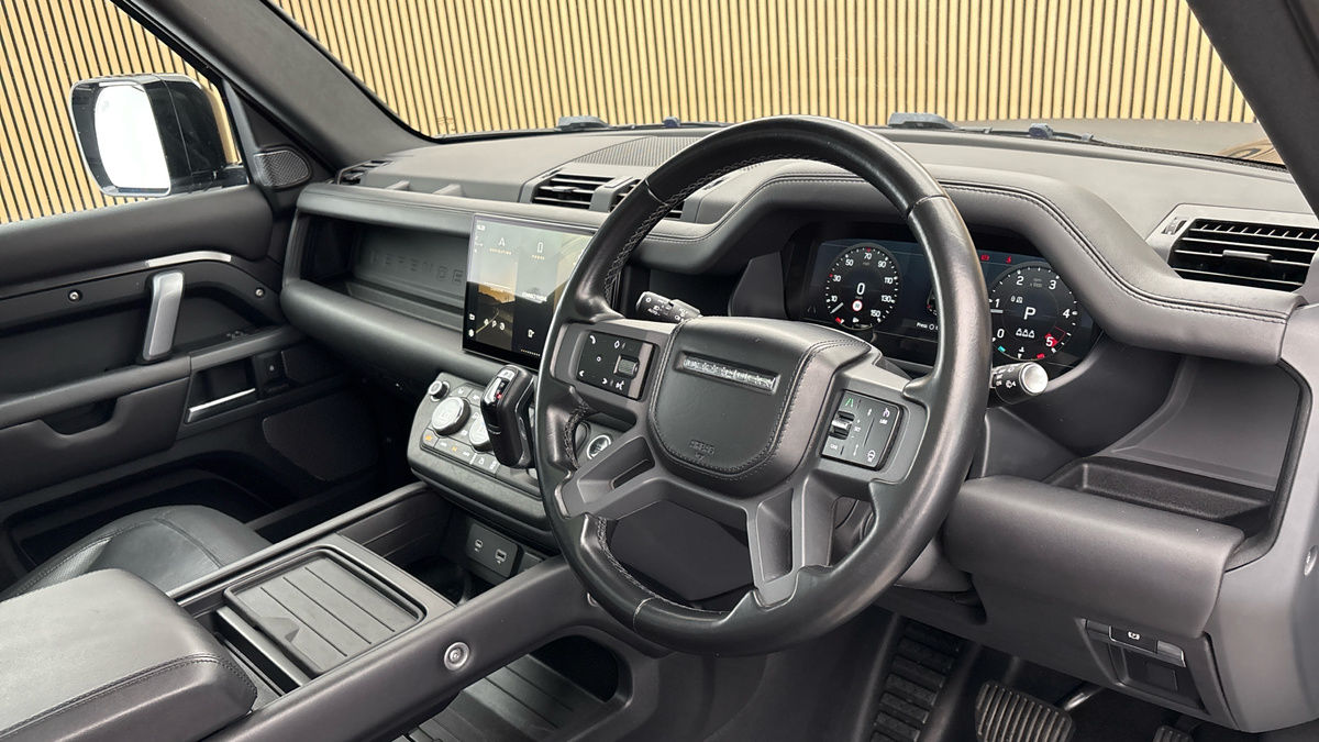 Land Rover Defender 110 Image 5