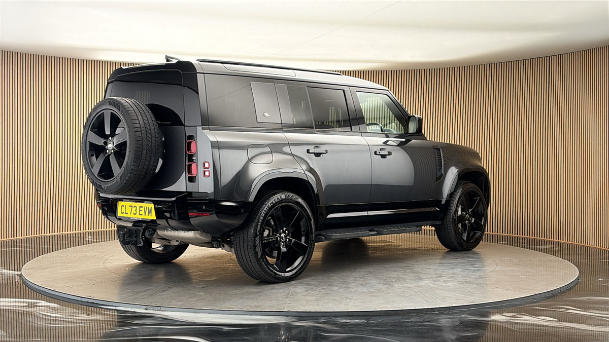 Land Rover Defender 110 Image 21