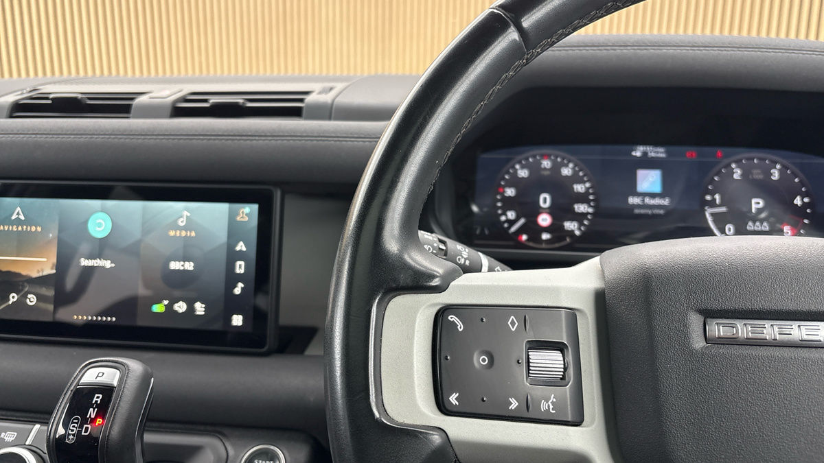 Land Rover Defender 110 Image 13