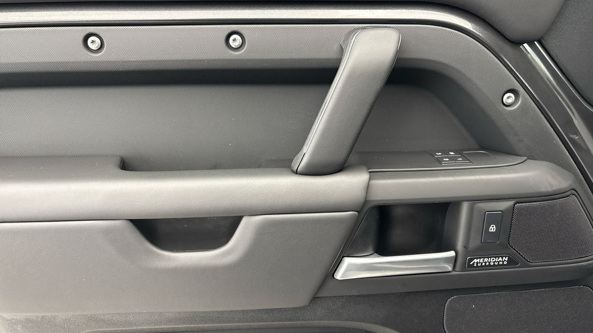 Land Rover Defender 110 Image 19