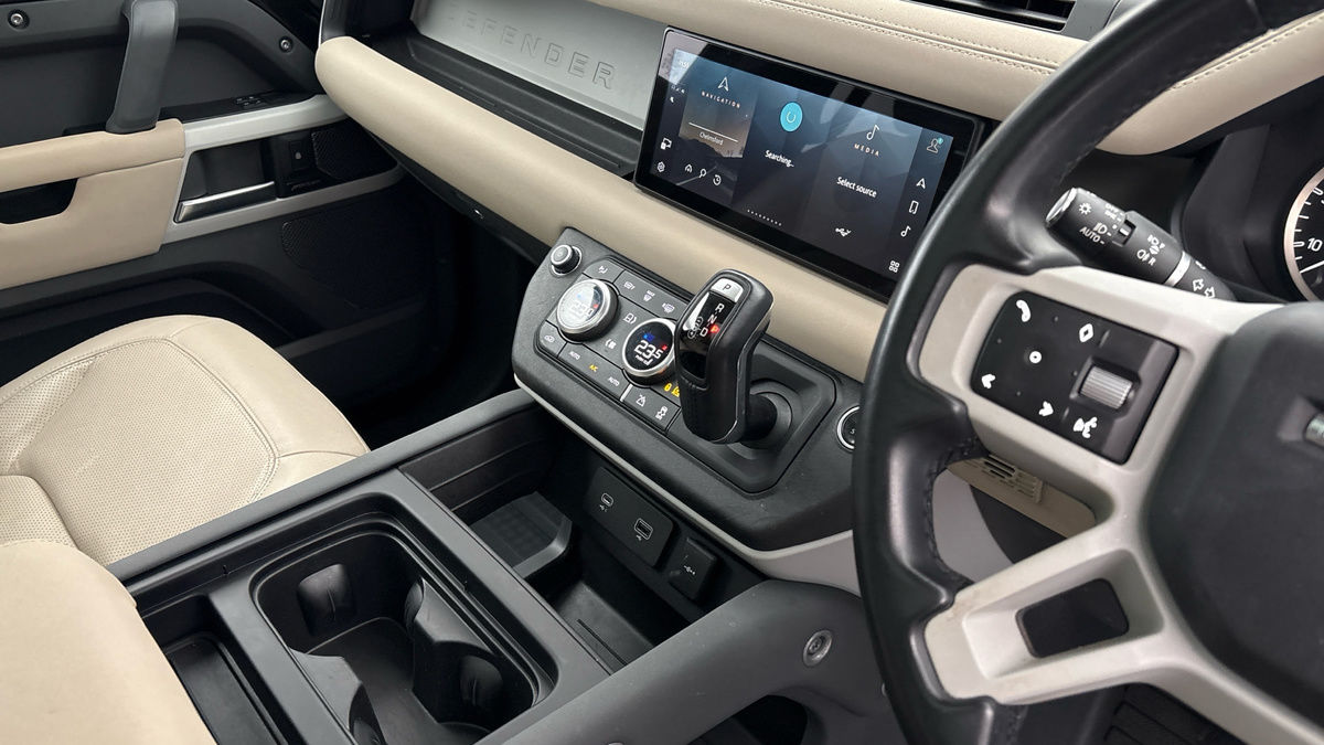 Land Rover Defender 110 Image 18