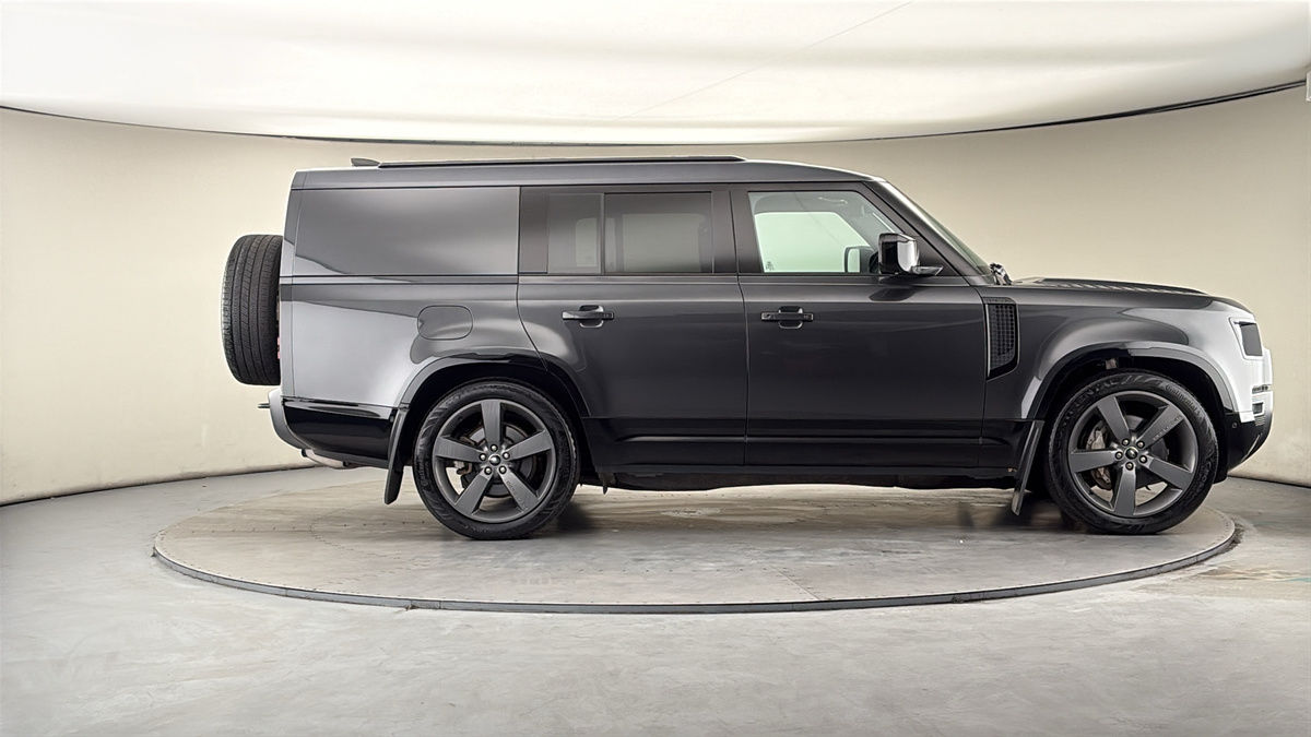 Land Rover Defender 130 Image 16