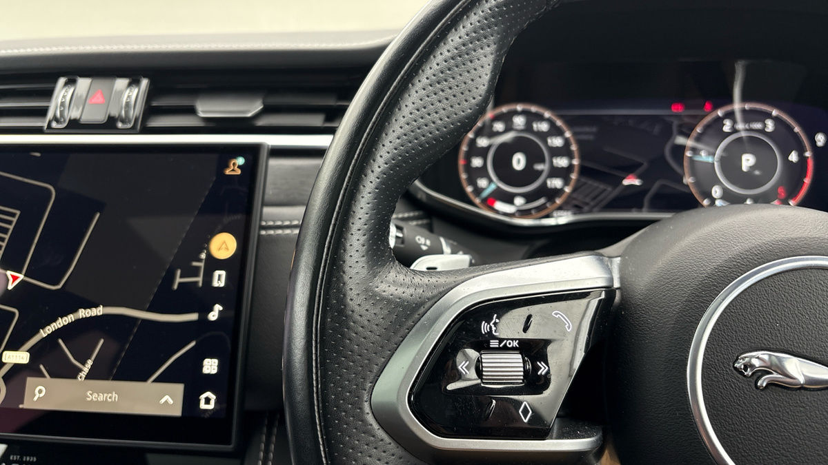 Jaguar F-PACE Image 13