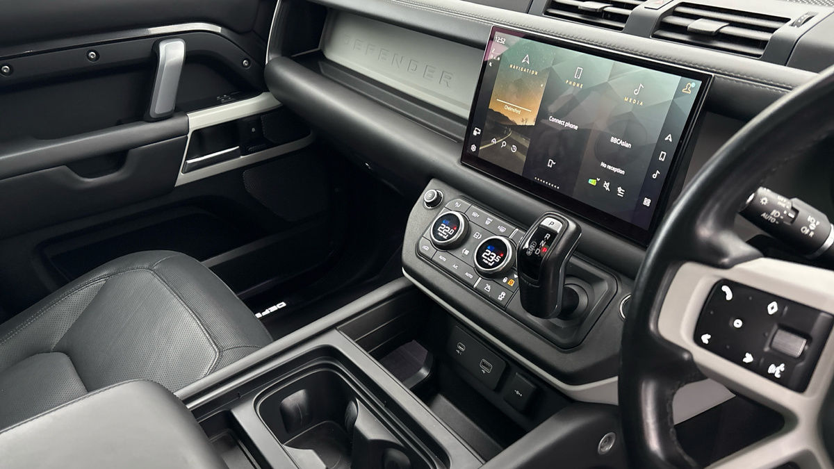 Land Rover Defender 110 Image 18