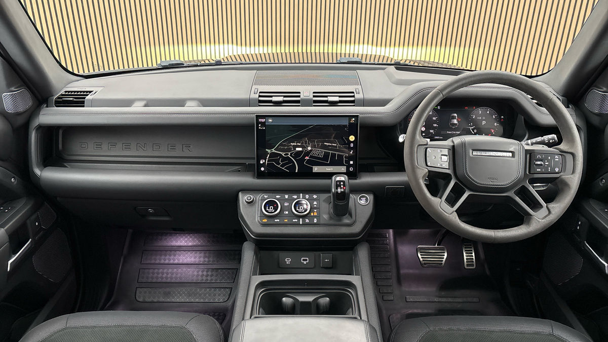 Land Rover Defender 110 Image 12
