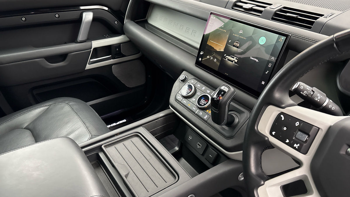 Land Rover Defender 130 Image 18