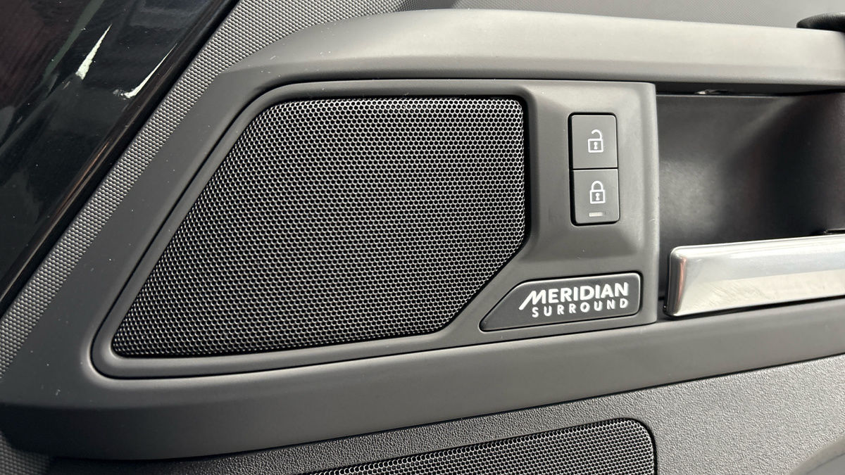 Land Rover Defender 110 Image 25