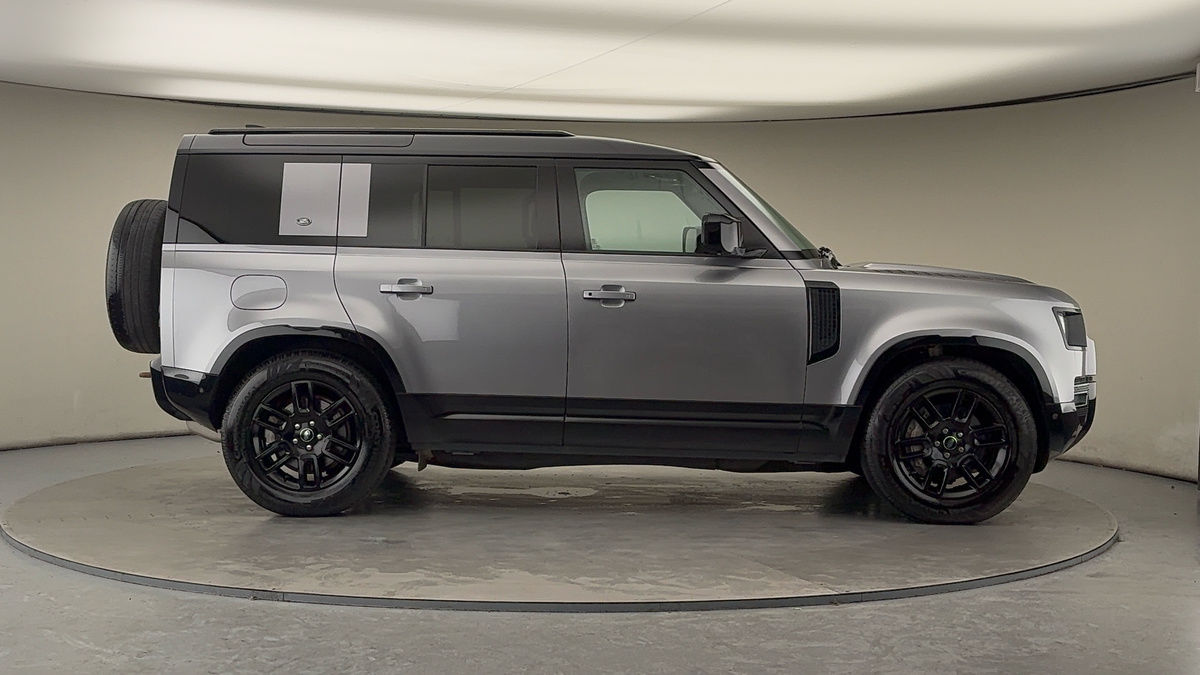 Land Rover Defender 110 Image 16