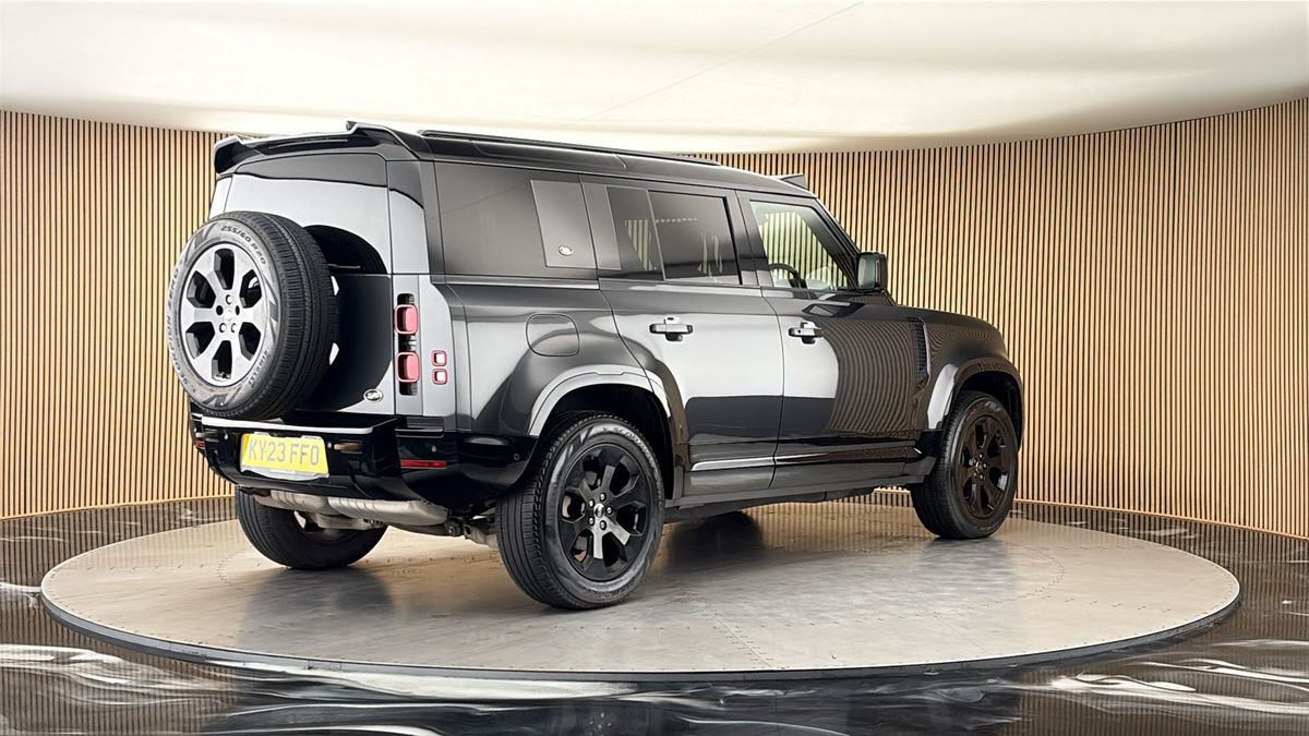 Land Rover Defender 110 Image 21