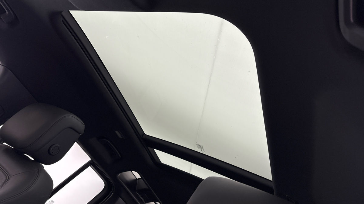 Land Rover Defender 110 Image 6