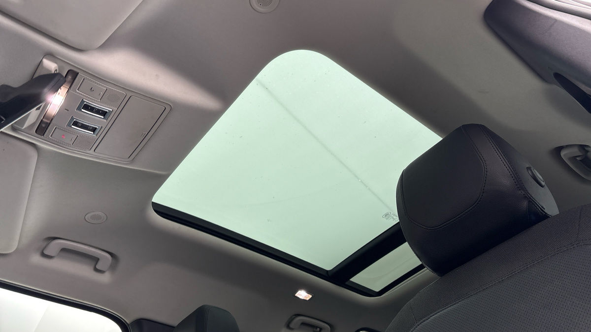 Land Rover Defender 110 Image 6