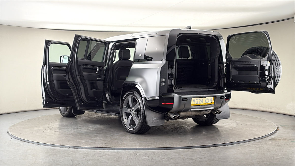 Land Rover Defender 110 Image 23