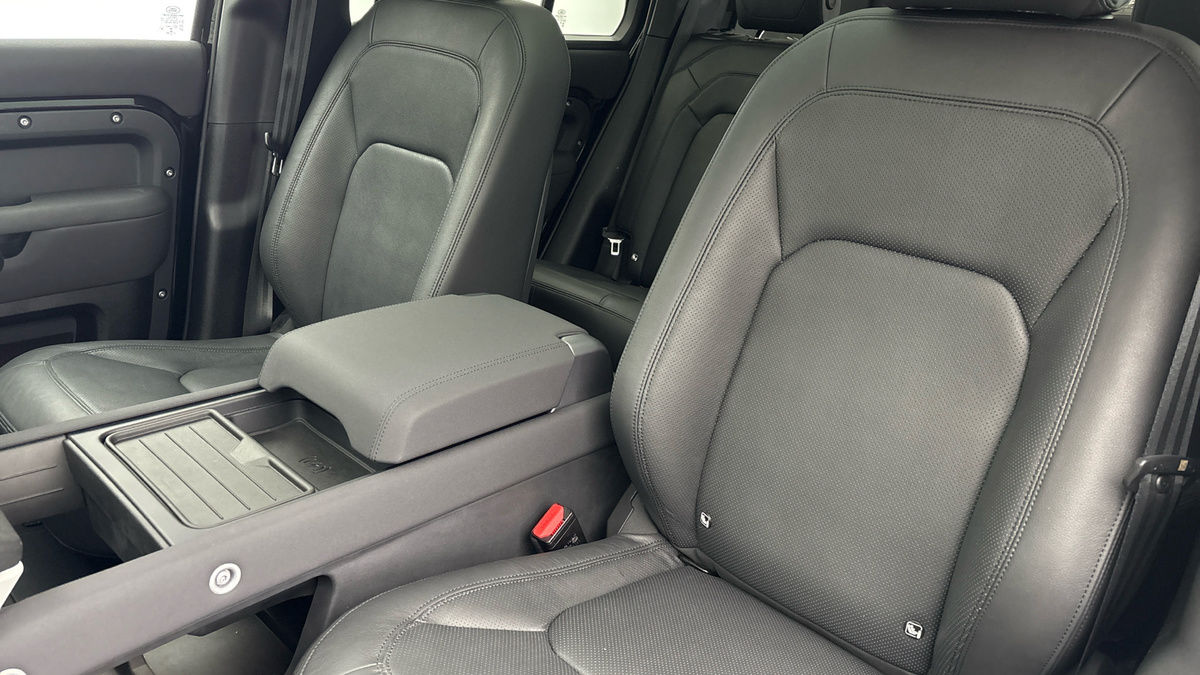 Land Rover Defender 110 Image 7