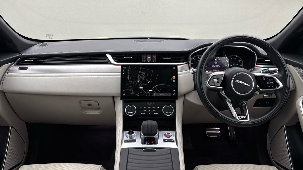 Jaguar F-PACE Image 12