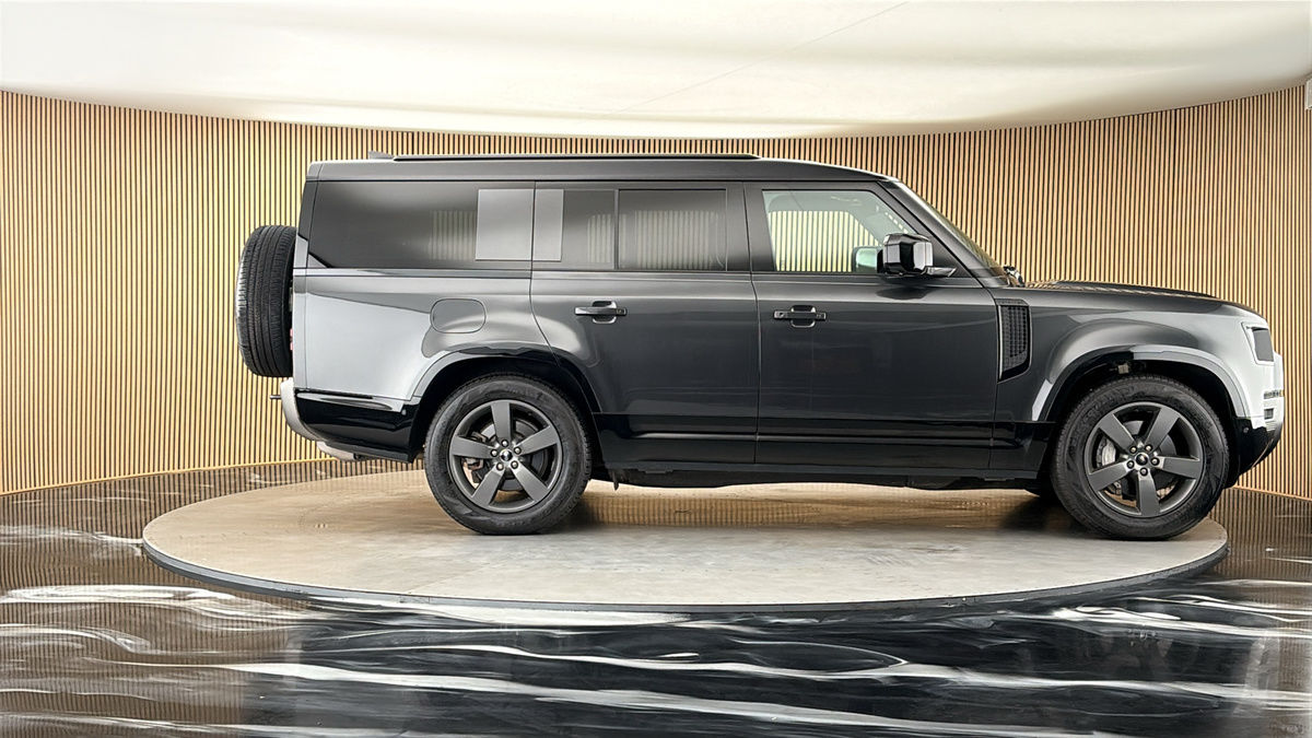 Land Rover Defender 130 Image 16
