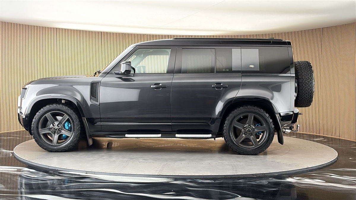 Land Rover Defender 110 Image 15