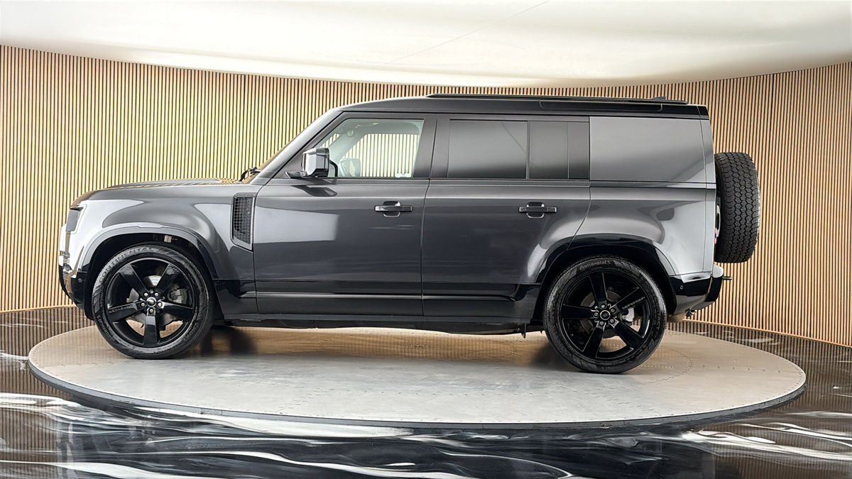 Land Rover Defender 110 Image 15