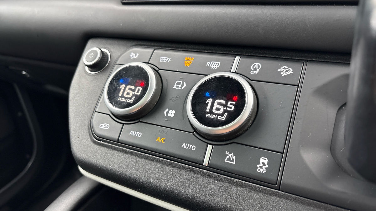 Land Rover Defender 110 Image 26