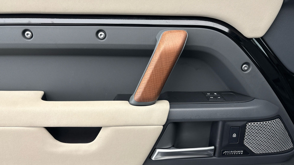 Land Rover Defender 130 Image 19