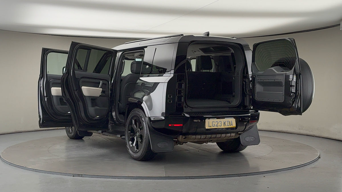 Land Rover Defender 110 Image 23