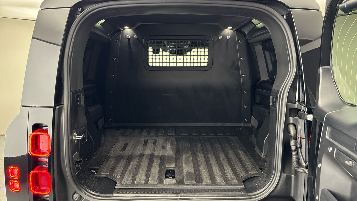 Land Rover Defender 90 Image 11