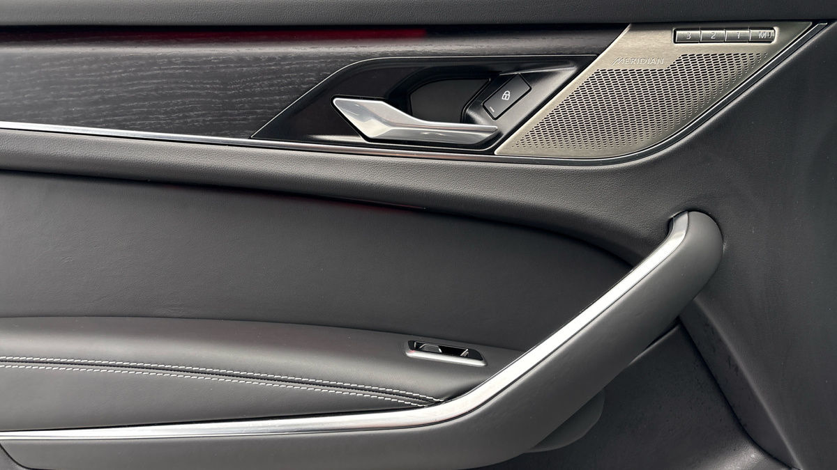 Jaguar F-PACE Image 19