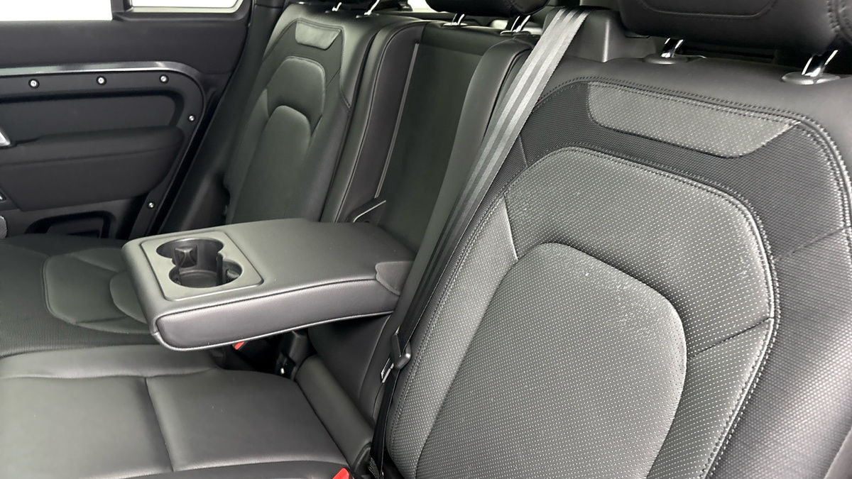 Land Rover Defender 110 Image 9