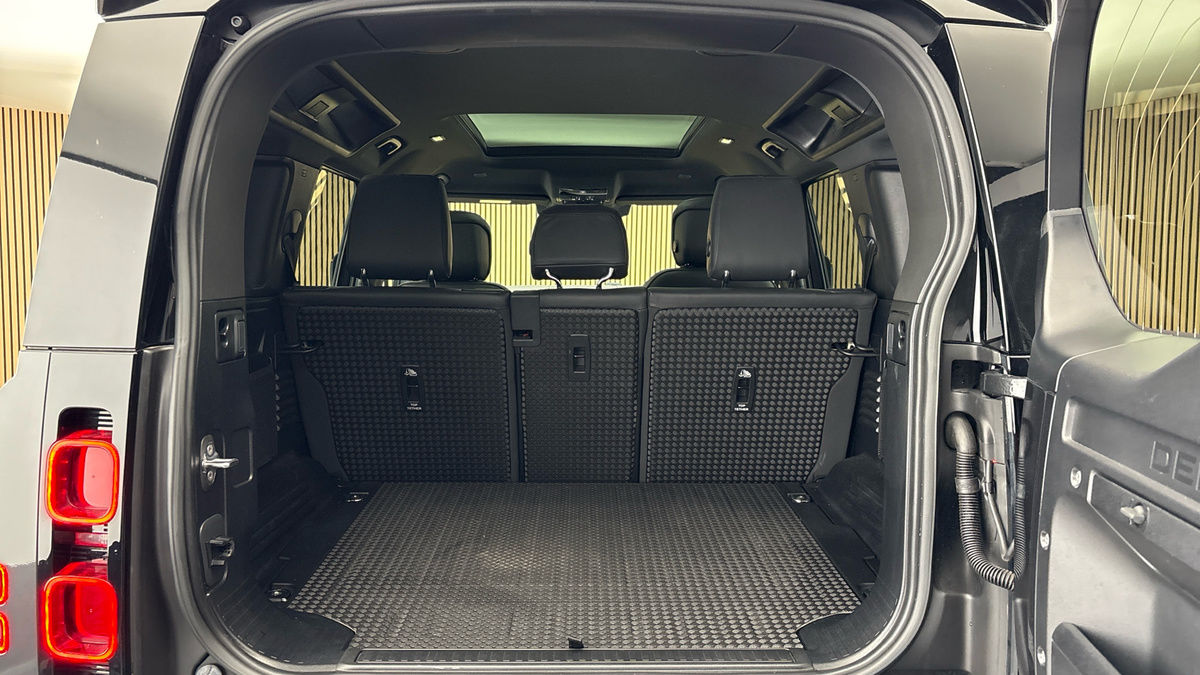 Land Rover Defender 110 Image 11