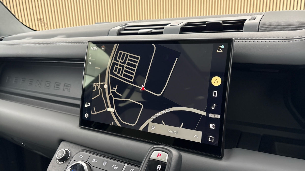 Land Rover Defender 110 Image 17
