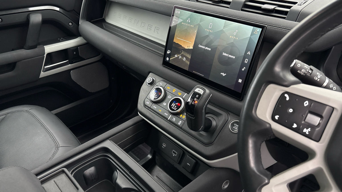Land Rover Defender 130 Urban Image 18