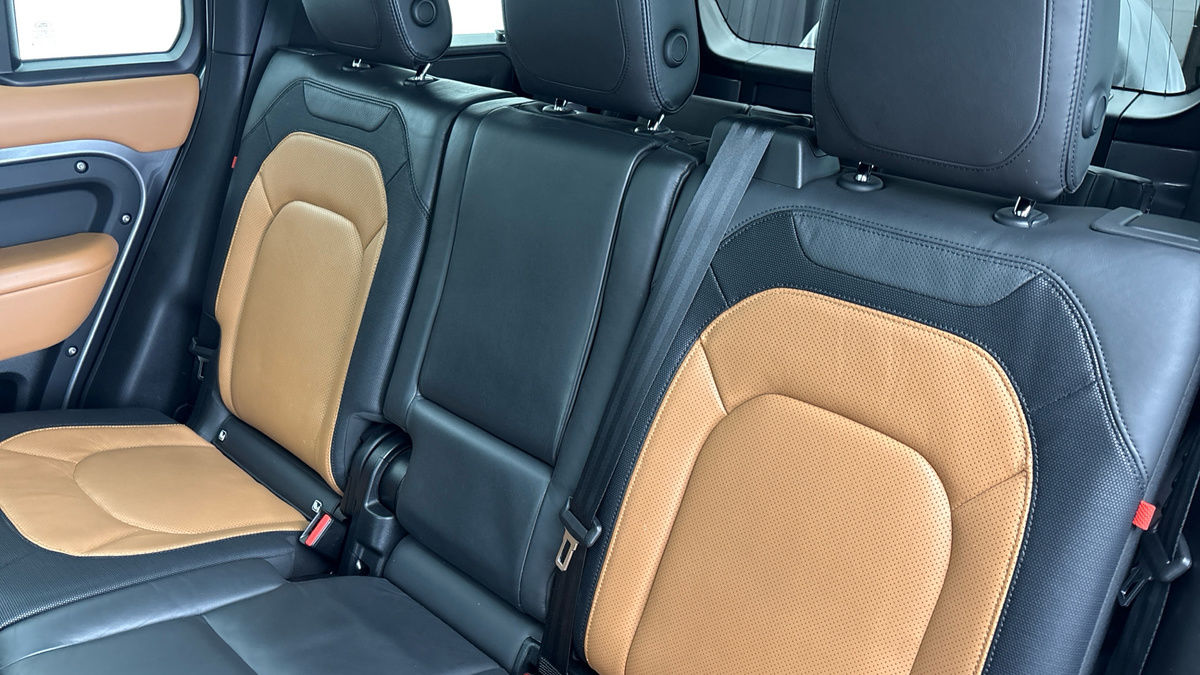 Land Rover Defender 110 Image 8