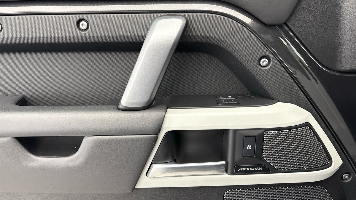 Land Rover Defender 110 Image 19