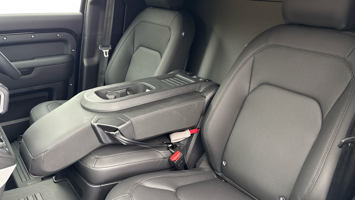 Land Rover Defender 110 Image 8