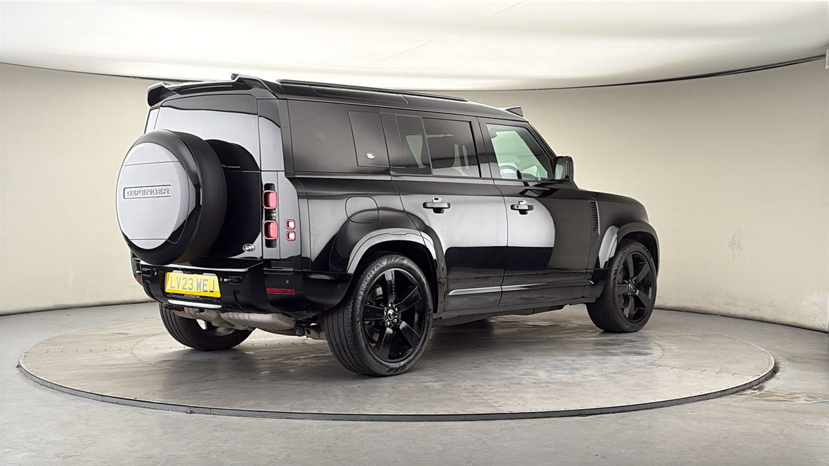 Land Rover Defender 110 Image 21