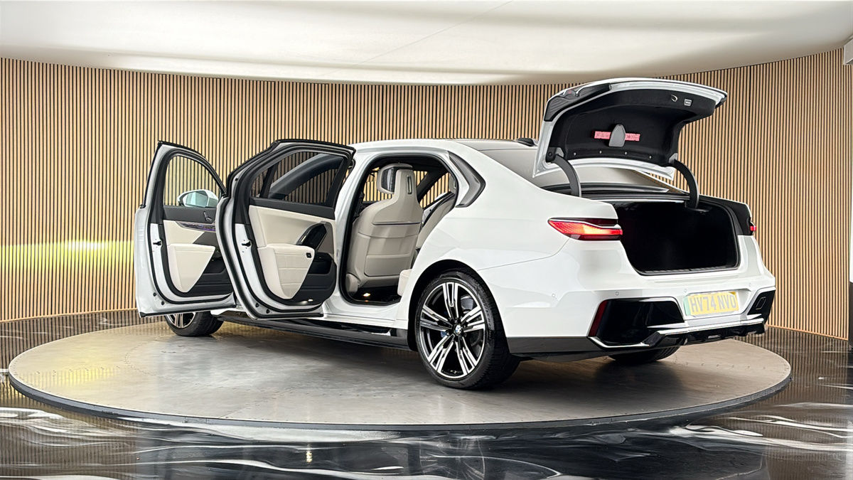 More views of BMW i7