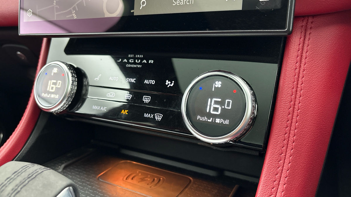 Jaguar F-PACE Image 31