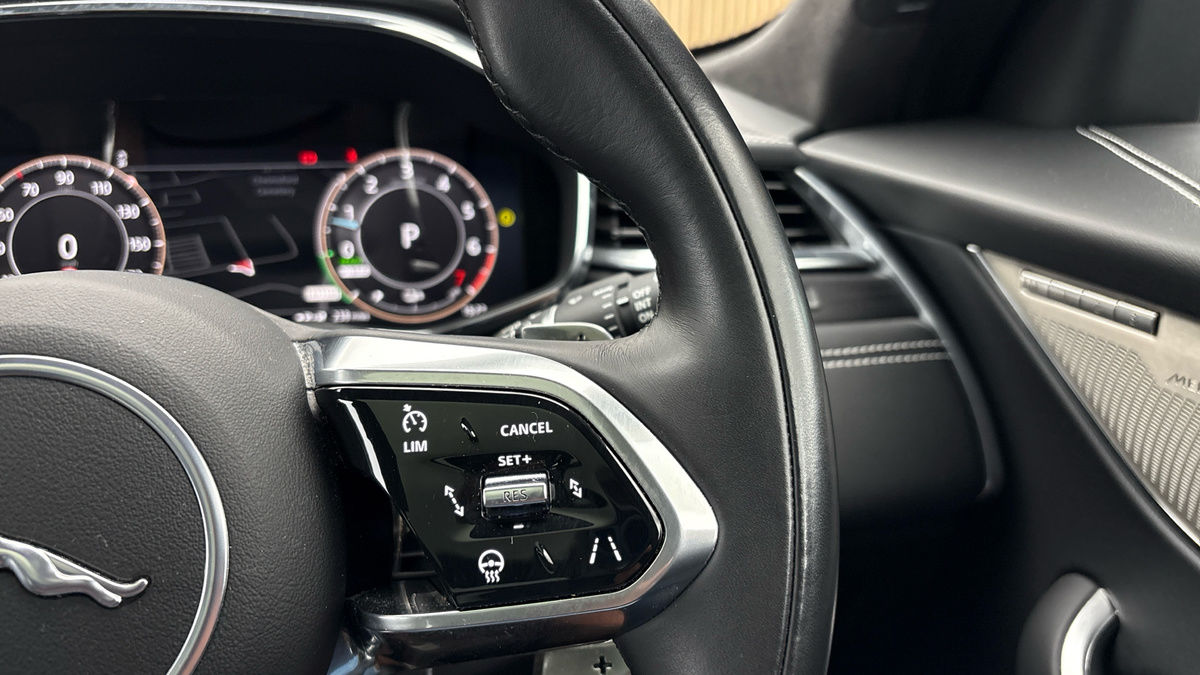 Jaguar F-PACE Image 14