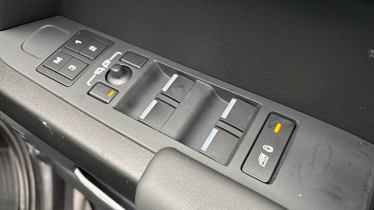 Land Rover Defender 110 Image 25