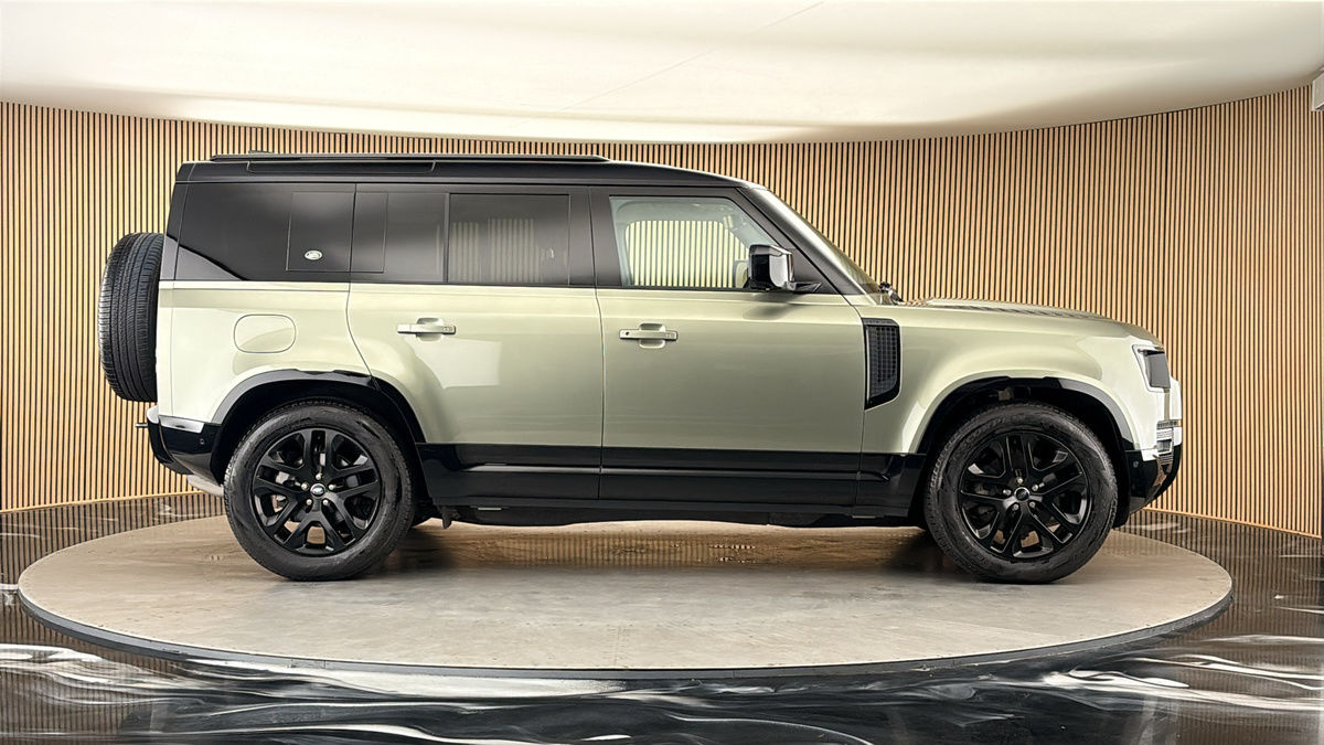 Land Rover Defender 110 Image 16