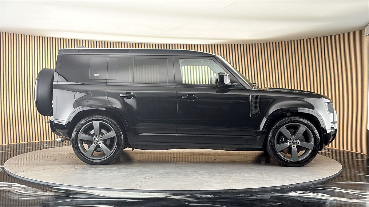 Land Rover Defender 110 Image 16